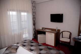 Отель Hotel Stefani Сибиу Двухместный номер с 1 кроватью и балконом-1